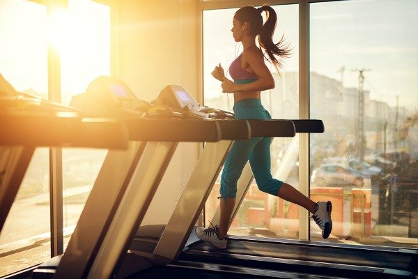 5 Fat Burning Treadmill Workouts | Want to lose weight FAST? This collection of full body treadmill workouts for beginners (and beyond) will teach you how to incorporate HIIT and weights into your workout routine to work your glutes and booty while also tightening and toning your core. Learn how running interval sprints and walking on an incline can take your gym routine to the next level! #treadmillworkout #fatburning #HIIT #HIITworkout #intervaltraining #runningtips