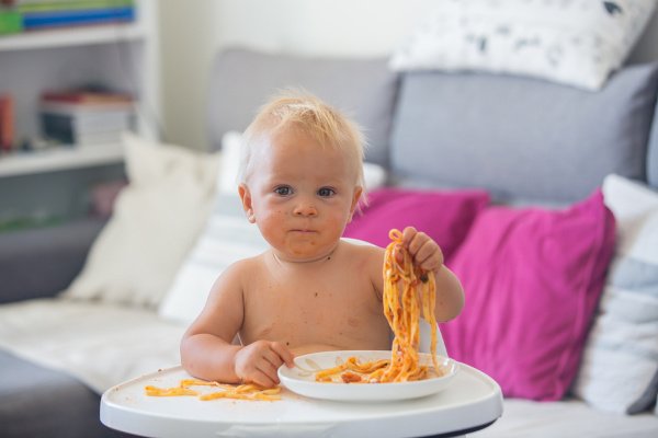 Baby Led Weaning for Beginners | Starting baby with his or her first foods at 6 months can be scary, especially if your babe has no teeth! It used to be that starter foods consisted only of purees - baby oatmeal and mashed banana and sweet potato – but many moms are opting to go straight to table foods. If you want to know how to get started with BLW, as well as the best beginner foods and recipes to start with, we’re sharing 25 tips and ideas to inspire you! #babyledweaning #BLW #starterfoods