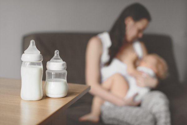 20 Weaning Tips for Breastfeeding Mothers | If you want to know how to stop breastfeeding a baby, one-year-old, or toddler, these tips and ideas for mom is a great place to start! Whether you want to stop nursing at night, you need to stop nursing cold turkey without pain, or your little one is showing natural signs starting solids is the way to go (hello, baby led weaning!), this article has it all! #weaning #stopbreastfeeding #selfweaning